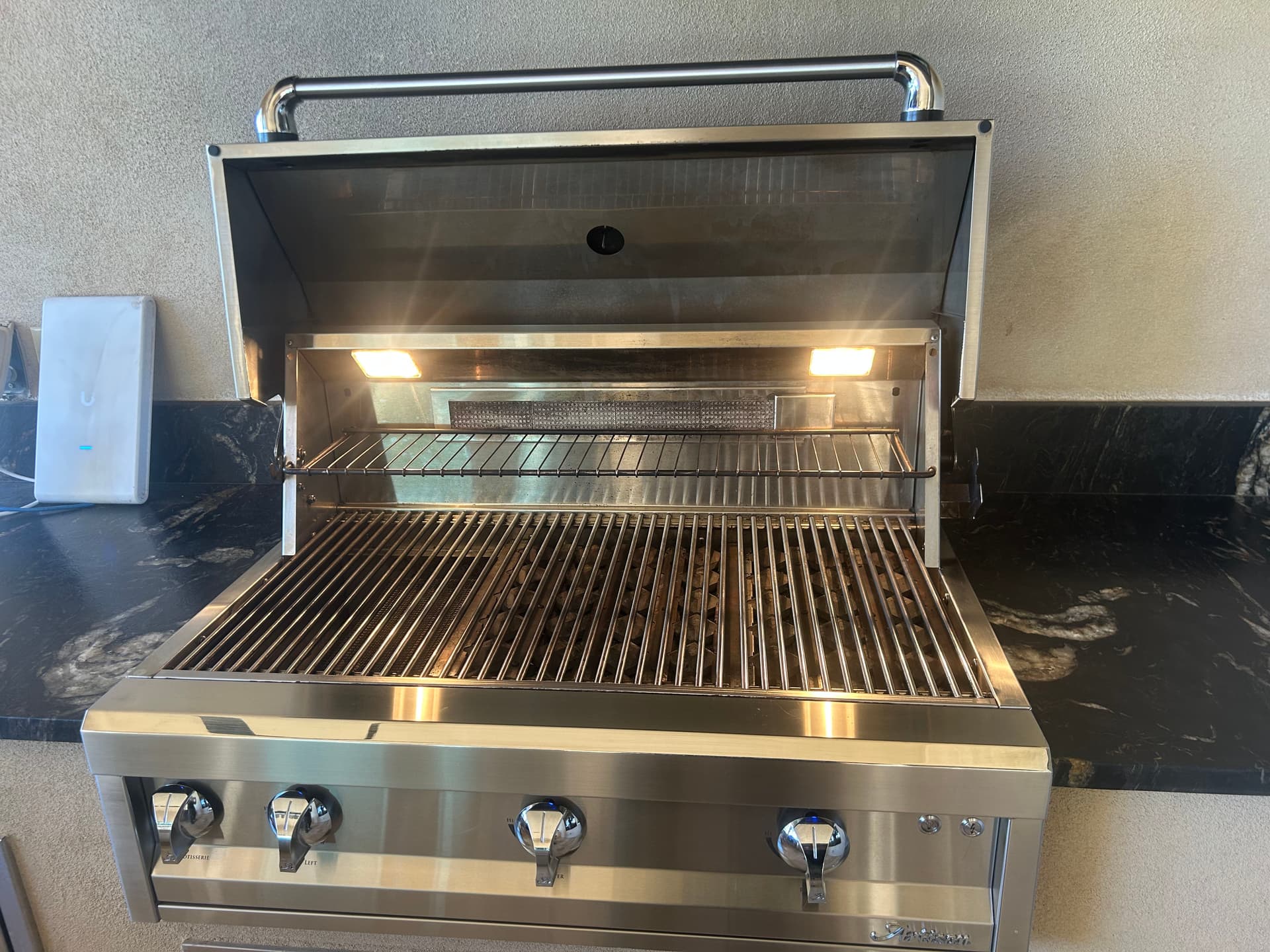Gallery photos for Built-In Grill Goes From Grimy to Gleaming After Deep Clean: Image #1